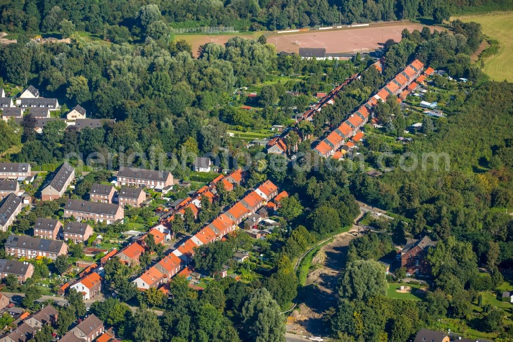 Essen from the bird's eye view: Residential area of a multi-family house settlement Hegemannshof in Essen in the state North Rhine-Westphalia