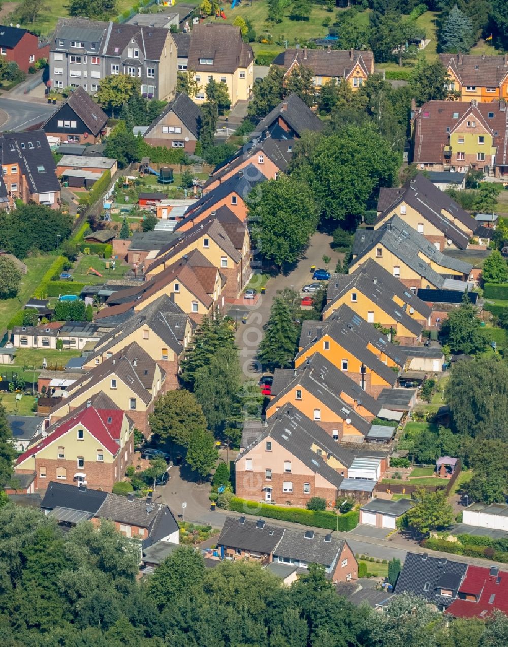 Bergkamen from above - Residential area of a multi-family house settlement Hellweg in Bergkamen in the state North Rhine-Westphalia