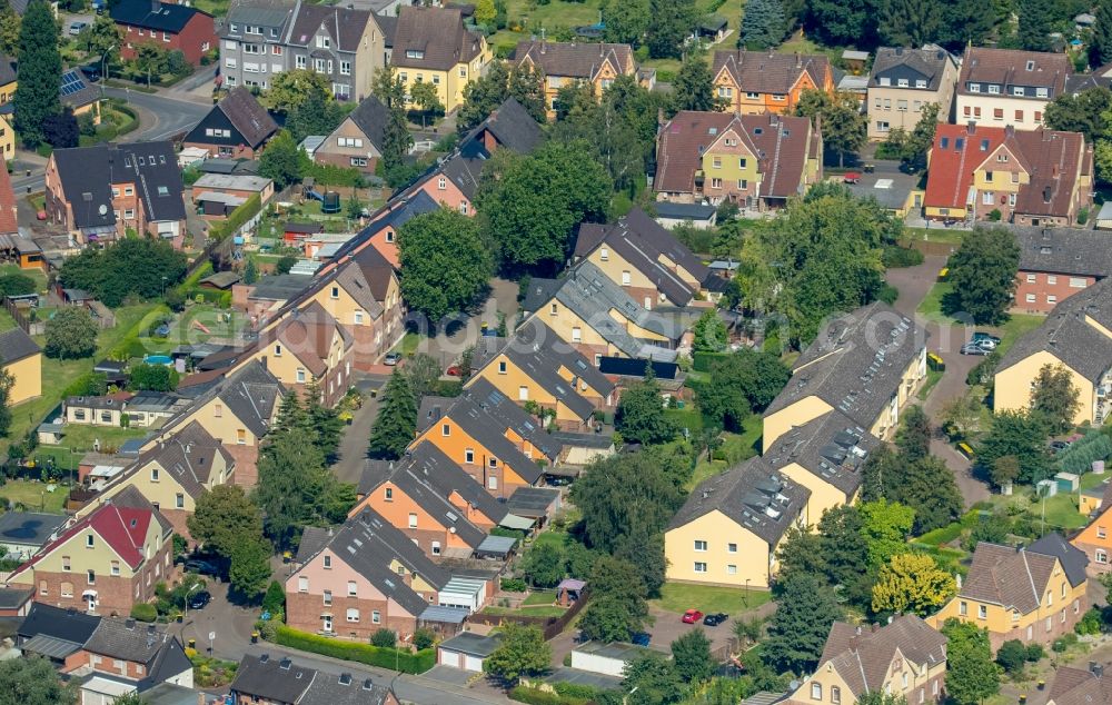 Bergkamen from the bird's eye view: Residential area of a multi-family house settlement Hellweg in Bergkamen in the state North Rhine-Westphalia