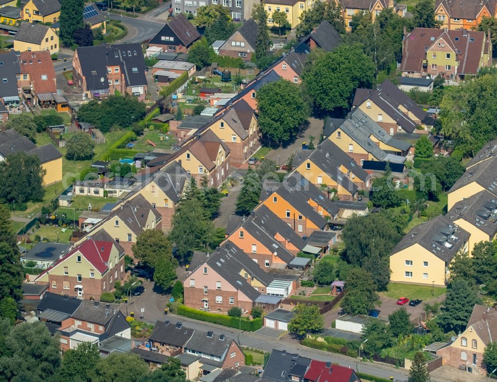 Aerial image Bergkamen - Residential area of a multi-family house settlement Hellweg in Bergkamen in the state North Rhine-Westphalia