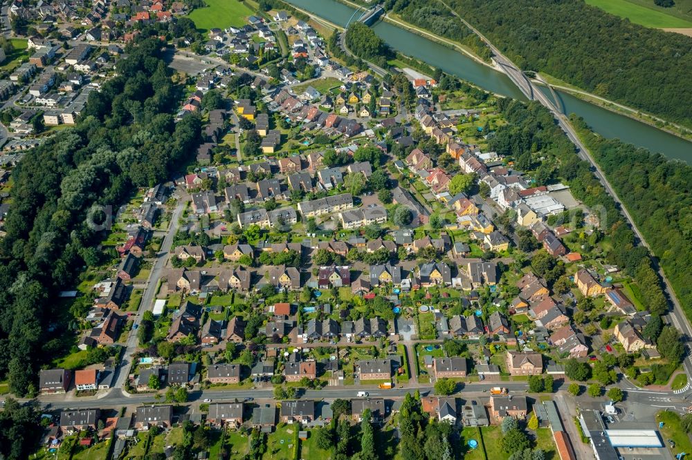 Bergkamen from above - Residential area of a multi-family house settlement Hellweg in Bergkamen in the state North Rhine-Westphalia