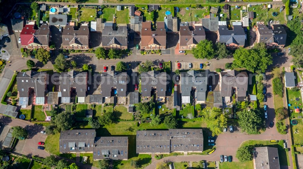 Bergkamen from the bird's eye view: Residential area of a multi-family house settlement Hellweg in Bergkamen in the state North Rhine-Westphalia