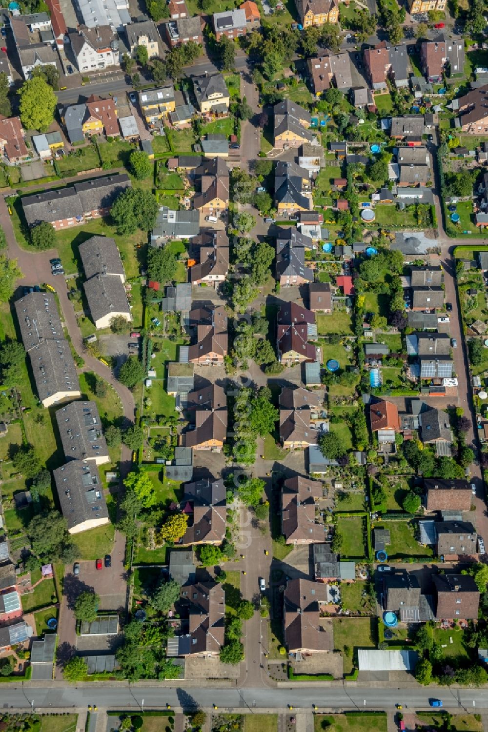 Aerial image Bergkamen - Residential area of a multi-family house settlement Hellweg in Bergkamen in the state North Rhine-Westphalia