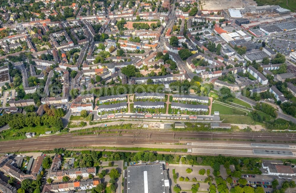 Aerial photograph Essen - Residential area of the multi-family house settlement on Helmholtzstrasse - Siemensstrasse in Essen in the state North Rhine-Westphalia, Germany