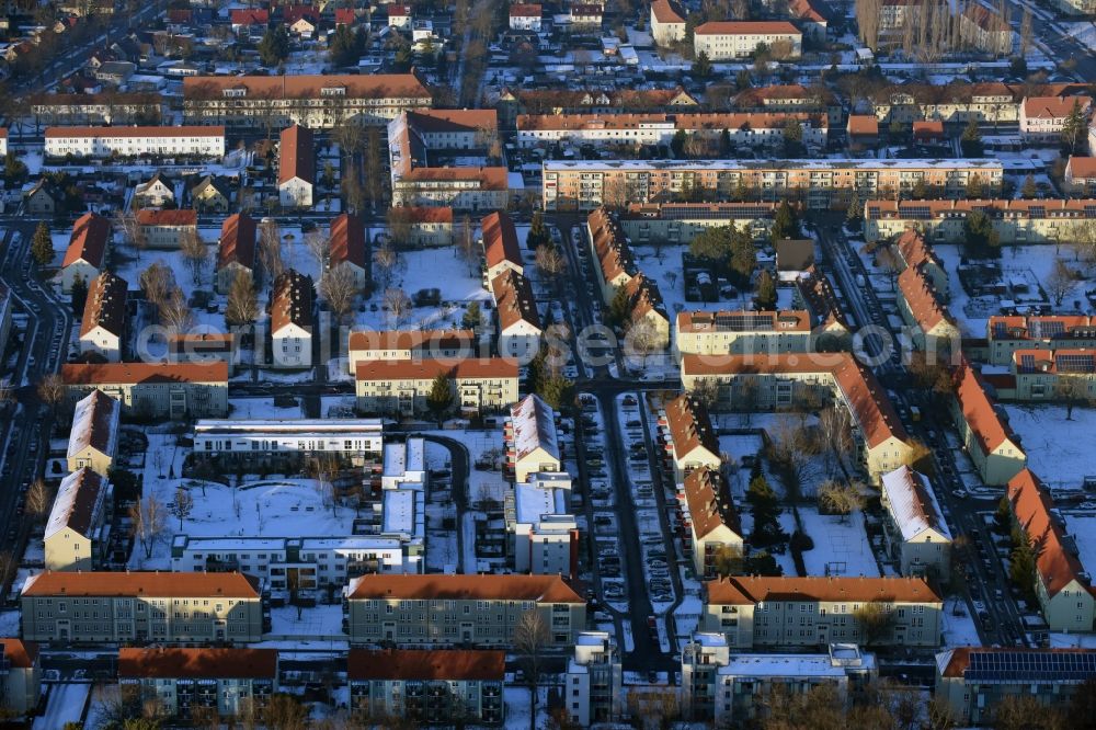 Aerial image Hennigsdorf - Residential area of a multi-family house settlement An der Wildbahn corner Bergstrasse in Hennigsdorf in the state Brandenburg