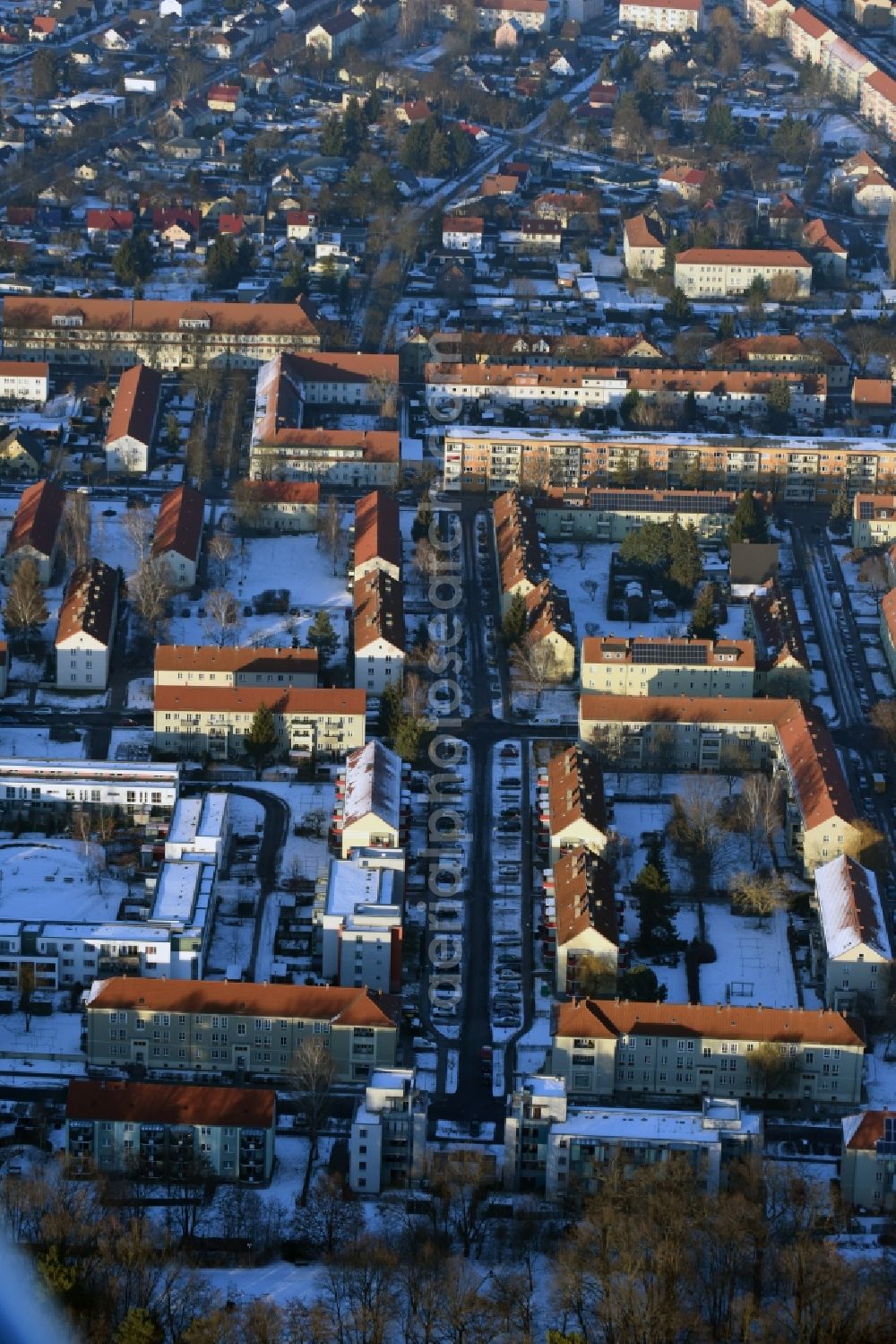 Aerial photograph Hennigsdorf - Residential area of a multi-family house settlement An der Wildbahn corner Bergstrasse in Hennigsdorf in the state Brandenburg