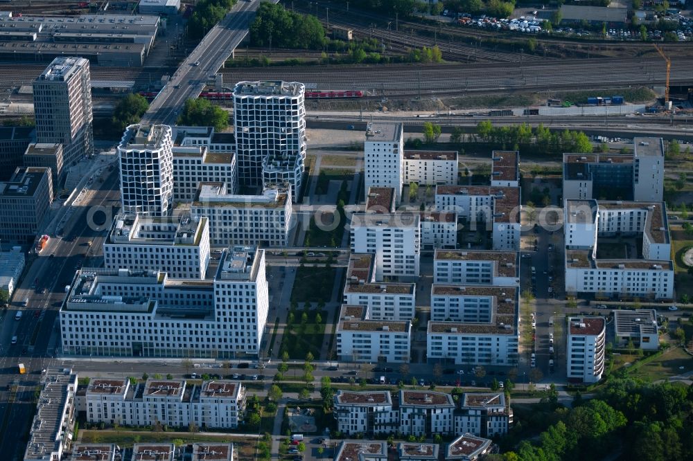 München from the bird's eye view: Residential area of the multi-family house settlement Hirschgarten Forum on Friedenheimer bridge in the district Neuhausen-Nymphenburg in Munich in the state Bavaria, Germany