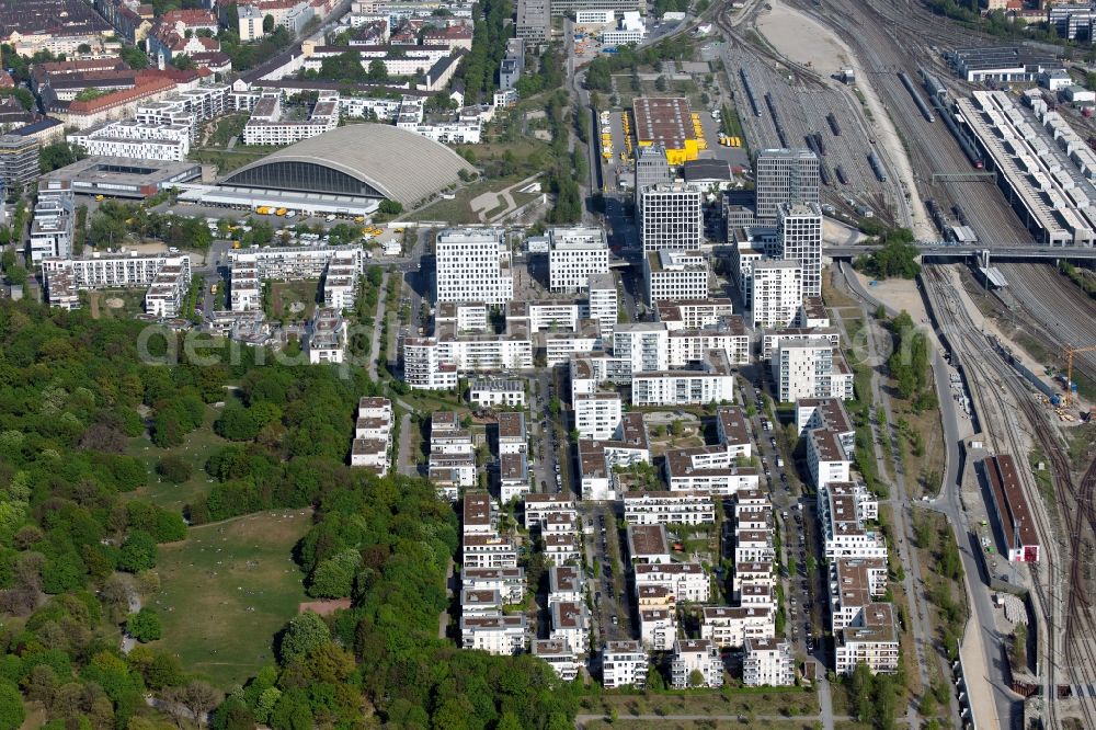 München from the bird's eye view: Residential area of the multi-family house settlement Hirschgarten Forum on Friedenheimer bridge in the district Neuhausen-Nymphenburg in Munich in the state Bavaria, Germany