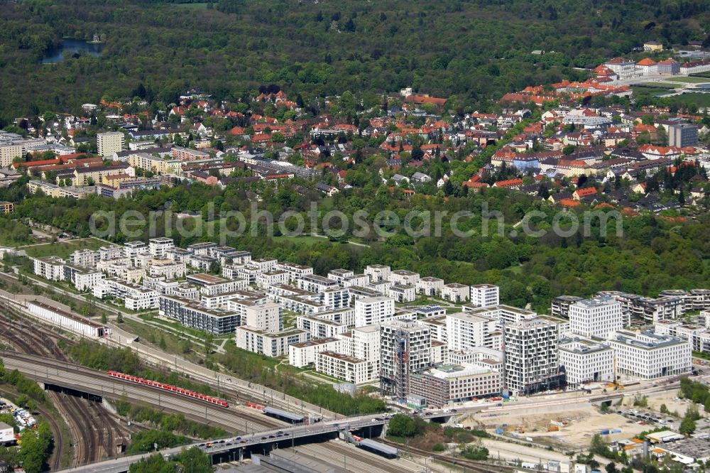 München from the bird's eye view: Residential area of the multi-family house settlement Hirschgarten Forum on Friedenheimer bridge in the district Neuhausen-Nymphenburg in Munich in the state Bavaria, Germany