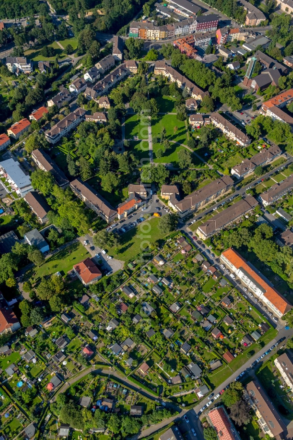 Aerial image Essen - Residential area of the multi-family house settlement Hirtsiefersiedlung in Essen in the state North Rhine-Westphalia