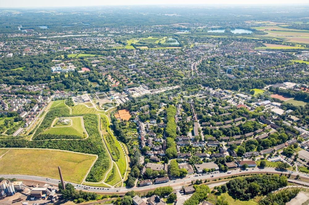 Aerial photograph Duisburg - Residential area of the multi-family house settlement in Huettenheim in Duisburg in the state North Rhine-Westphalia