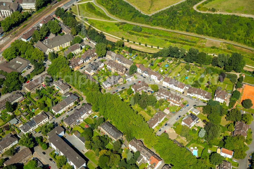 Aerial photograph Duisburg - Residential area of the multi-family house settlement in Huettenheim in Duisburg in the state North Rhine-Westphalia