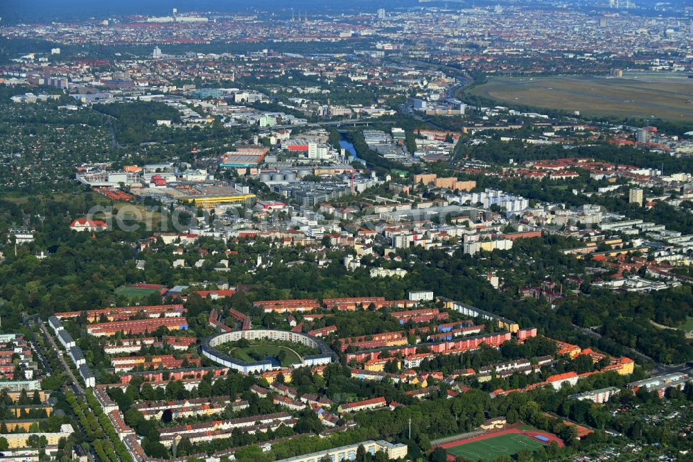 Aerial image Berlin - Residential area of the multi-family house settlement Hufeisensiedlung on Lowise-Reuter-Ring - Fritz-Reuter-Allee in Berlin, Germany