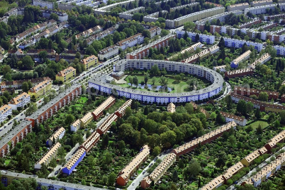 Berlin from the bird's eye view: Residential area of the multi-family house settlement Hufeisensiedlung on Lowise-Reuter-Ring - Fritz-Reuter-Allee in Berlin, Germany