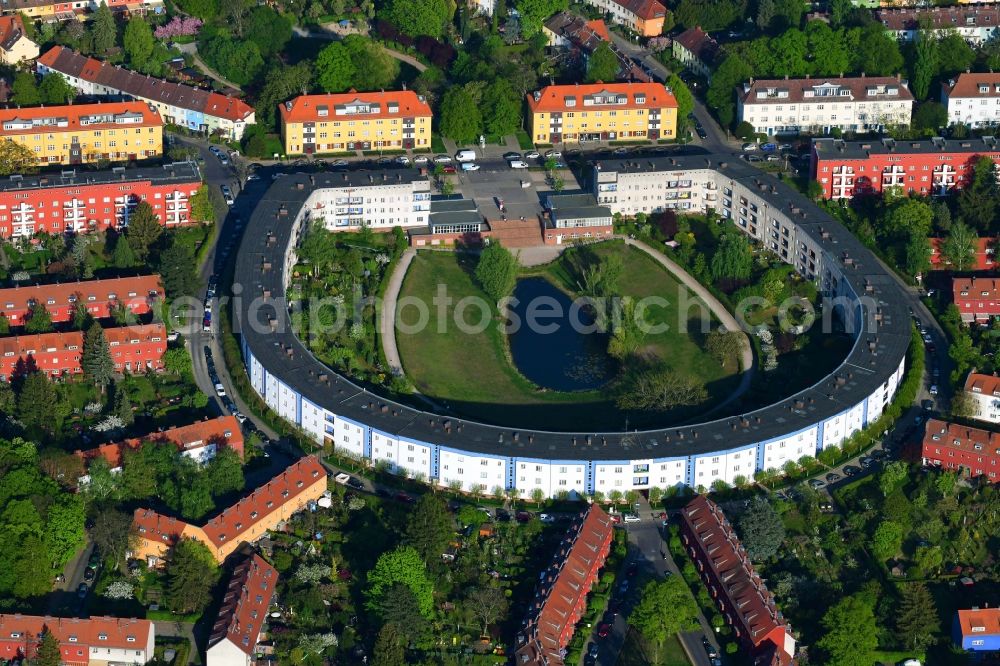 Aerial photograph Berlin - Residential area of the multi-family house settlement Hufeisensiedlung on Lowise-Reuter-Ring - Fritz-Reuter-Allee in Berlin, Germany