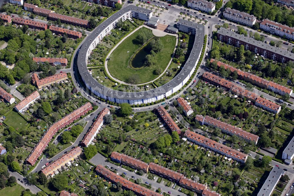 Berlin from above - Residential area of the multi-family house settlement Hufeisensiedlung on Lowise-Reuter-Ring - Fritz-Reuter-Allee in Britz in the district Neukoelln in Berlin, Germany