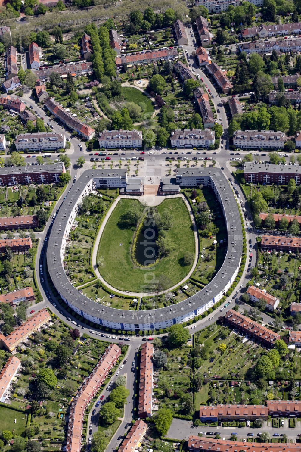 Berlin from the bird's eye view: Residential area of the multi-family house settlement Hufeisensiedlung on Lowise-Reuter-Ring - Fritz-Reuter-Allee in Britz in the district Neukoelln in Berlin, Germany