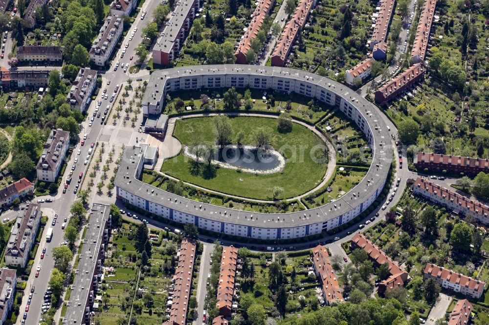 Berlin from the bird's eye view: Residential area of the multi-family house settlement Hufeisensiedlung on Lowise-Reuter-Ring - Fritz-Reuter-Allee in Britz in the district Neukoelln in Berlin, Germany