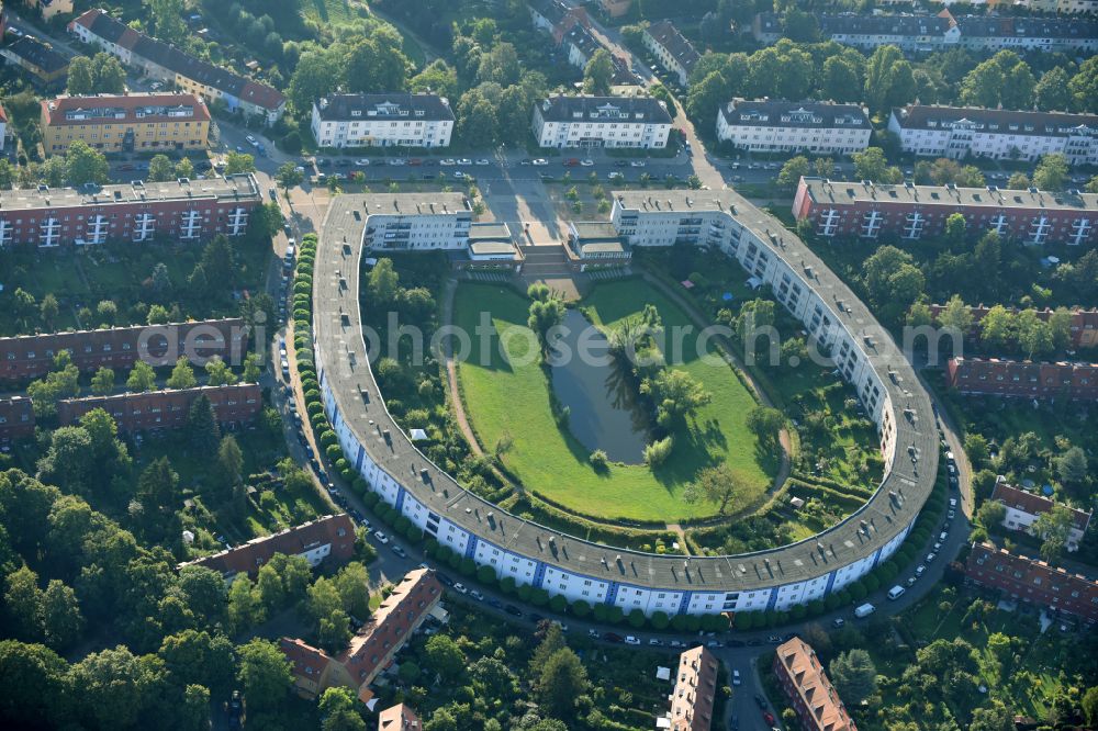 Aerial image Berlin - Residential area of the multi-family house settlement Hufeisensiedlung on Lowise-Reuter-Ring - Fritz-Reuter-Allee in Britz in the district Neukoelln in Berlin, Germany