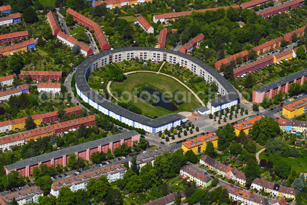 Aerial image Berlin - Residential area of the multi-family house settlement Hufeisensiedlung on Lowise-Reuter-Ring - Fritz-Reuter-Allee in Britz in the district Neukoelln in Berlin, Germany