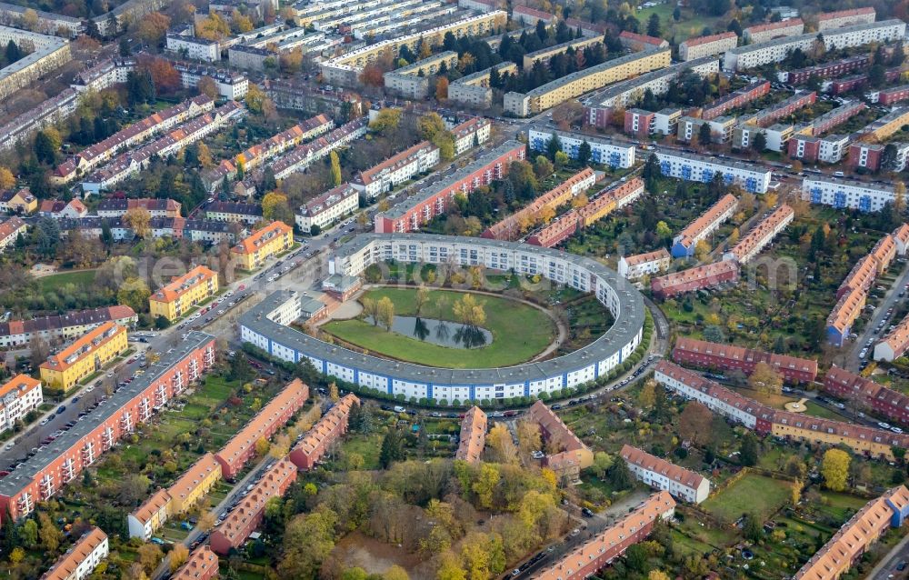 Aerial photograph Berlin - Residential area of the multi-family house settlement Hufeisensiedlung on Lowise-Reuter-Ring - Fritz-Reuter-Allee in the district Britz in Berlin, Germany