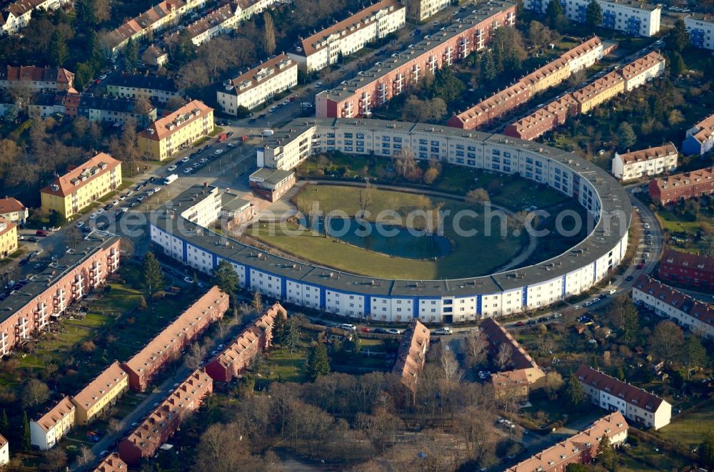 Aerial photograph Berlin - Residential area of the multi-family house settlement Hufeisensiedlung on Lowise-Reuter-Ring - Fritz-Reuter-Allee in the district Britz in Berlin, Germany