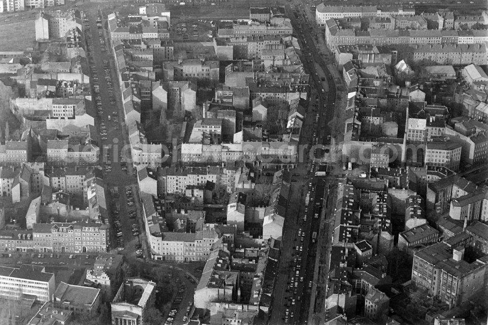 Aerial photograph Berlin - Residential area of the multi-family house settlement Invalidenstrasse - Ackerstrasse - Brunnenstrasse in the district Mitte in Berlin, Germany