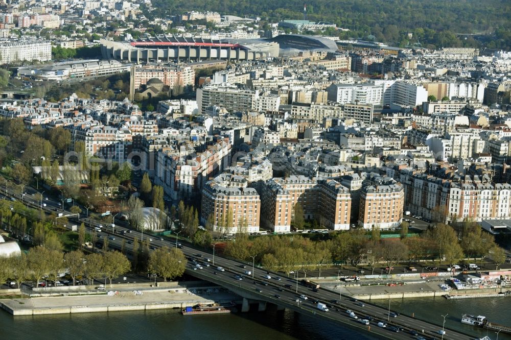 Aerial photograph Issy-les-Moulineaux - Residential area of a multi-family house settlement Quai-Saint-Exupery in Issy-les-Moulineaux in Ile-de-France, France