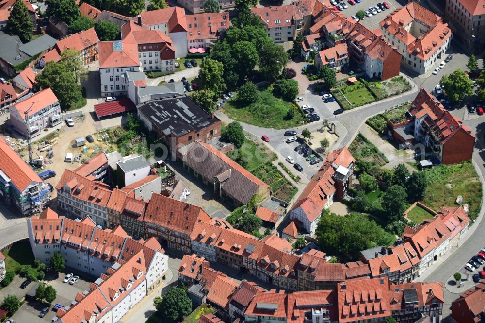 Halberstadt from the bird's eye view: Residential area of a multi-family house settlement Judenstrasse - Abtshof - Boedcherstrasse - Bakenstrasse in Halberstadt in the state Saxony-Anhalt