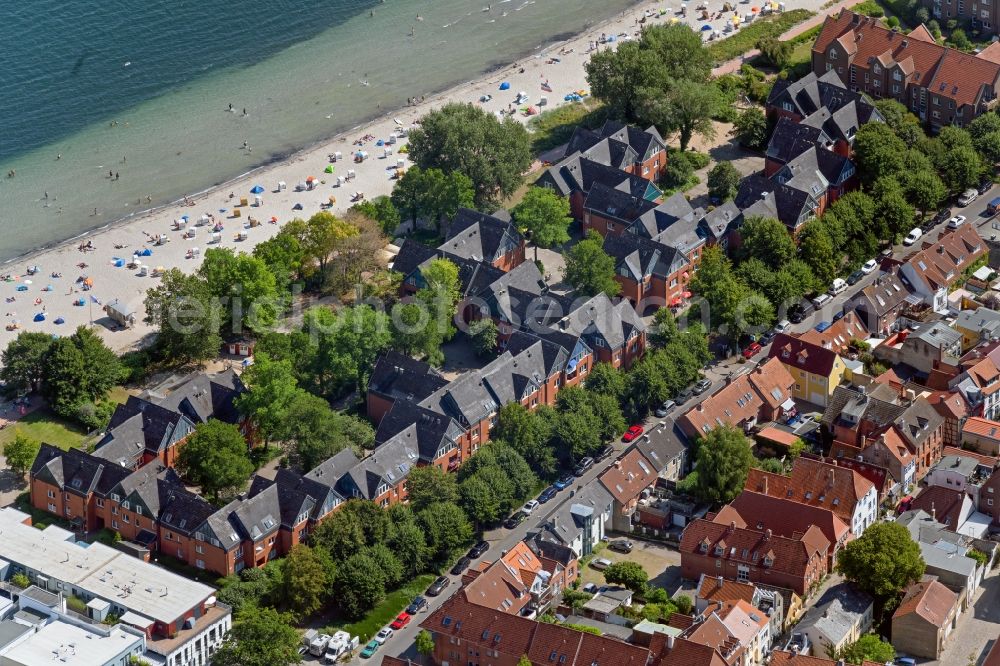 Aerial image Eckernförde - Residential area of the multi-family house settlement on Jungfernstieg at the Hauptstrand Eckernfoerde in Eckernfoerde in the state Schleswig-Holstein, Germany