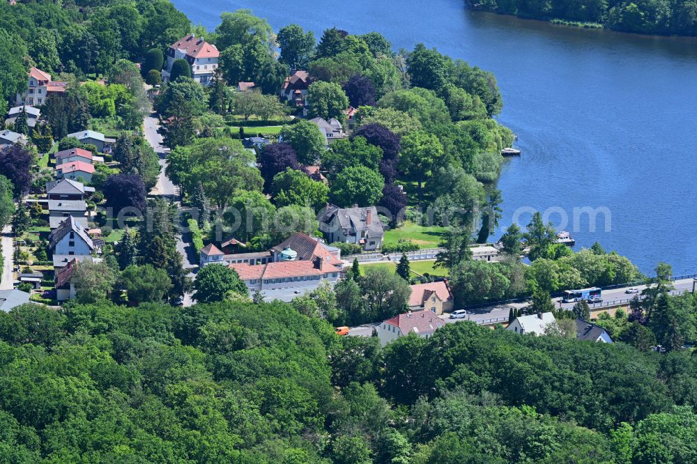 Potsdam from above - Residential area of the multi-family house Settlement at shore Areas of lake Kampitzsee on street B2 in the district Neu Fahrland in Potsdam in the state Brandenburg, Germany
