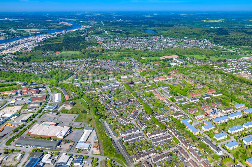 Aerial photograph Lübeck - Residential area of the multi-family house settlement on street Tannenbergstrasse in the district Dummersdorf in Kuecknitz at the baltic sea coast in the state Schleswig-Holstein, Germany