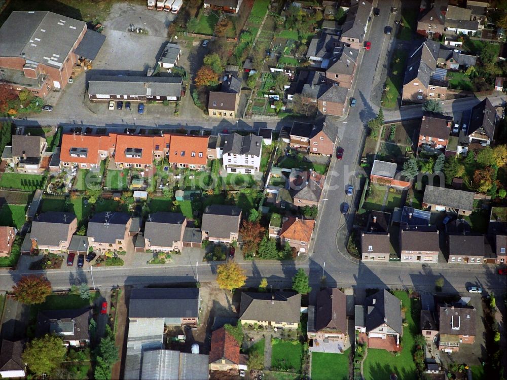 Aerial photograph Kerken - Roof and wall structures in residential area of a multi-family house settlement in Kerken - Nieukerk in the state North Rhine-Westphalia