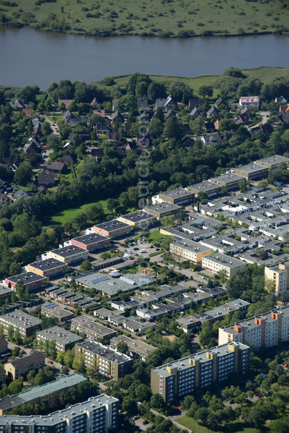 Kiel from the bird's eye view: Residential area of a multi-family house settlement at the street Franzensbader Strasse in the district of Elmschenhagen- Sued in Kiel in the state Schleswig-Holstein