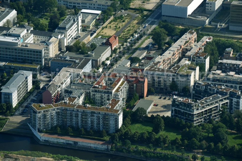 Berlin from the bird's eye view: Residential area of the multi-family house settlement on Kieler Strasse in the district Mitte in Berlin, Germany