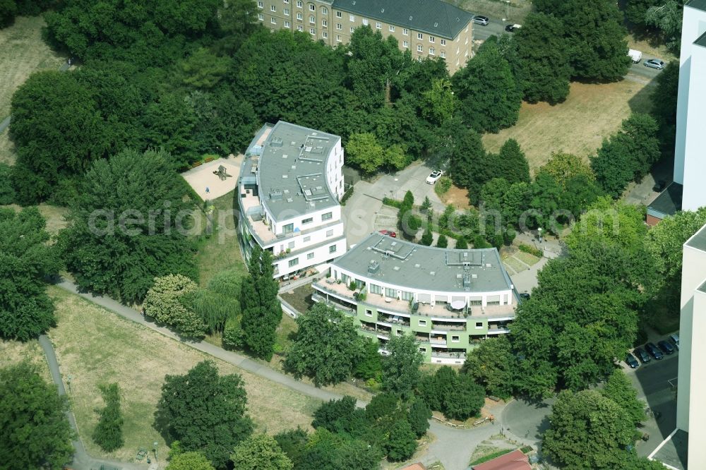 Potsdam from the bird's eye view: Residential area of the multi-family house settlement Kiewitt 21 Auf dem Kiewitt in Potsdam in the state Brandenburg, Germany