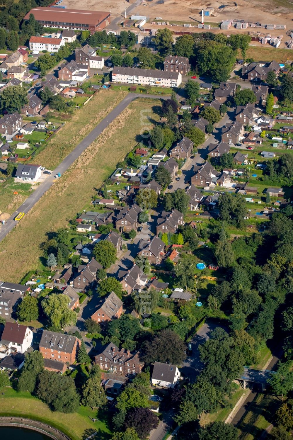 Aerial image Bottrop - Residential area of a multi-family house settlement Kolonie Ebel in Bottrop in the state North Rhine-Westphalia