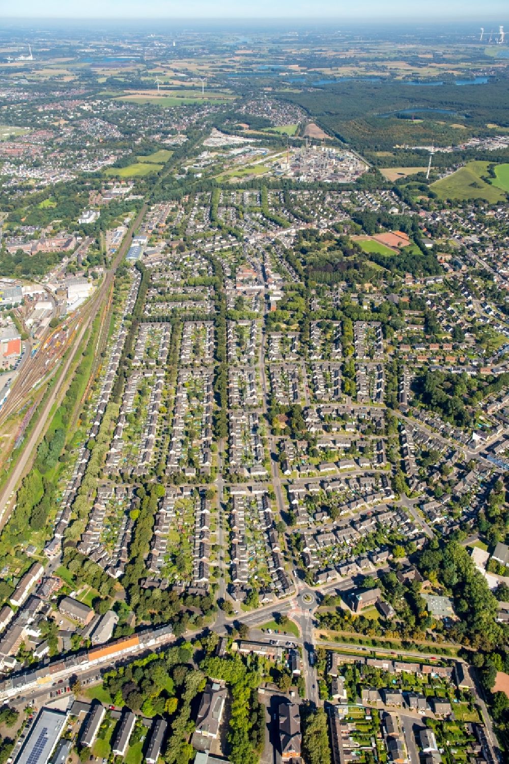 Aerial photograph Moers - Residential area of the multi-family house settlement Kolonie Meerbeck in Moers in the state North Rhine-Westphalia