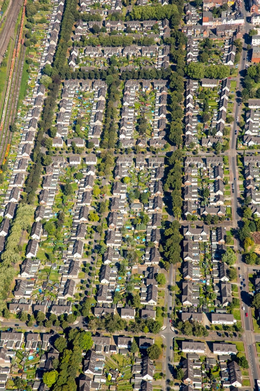 Moers from above - Residential area of the multi-family house settlement Kolonie Meerbeck in Moers in the state North Rhine-Westphalia