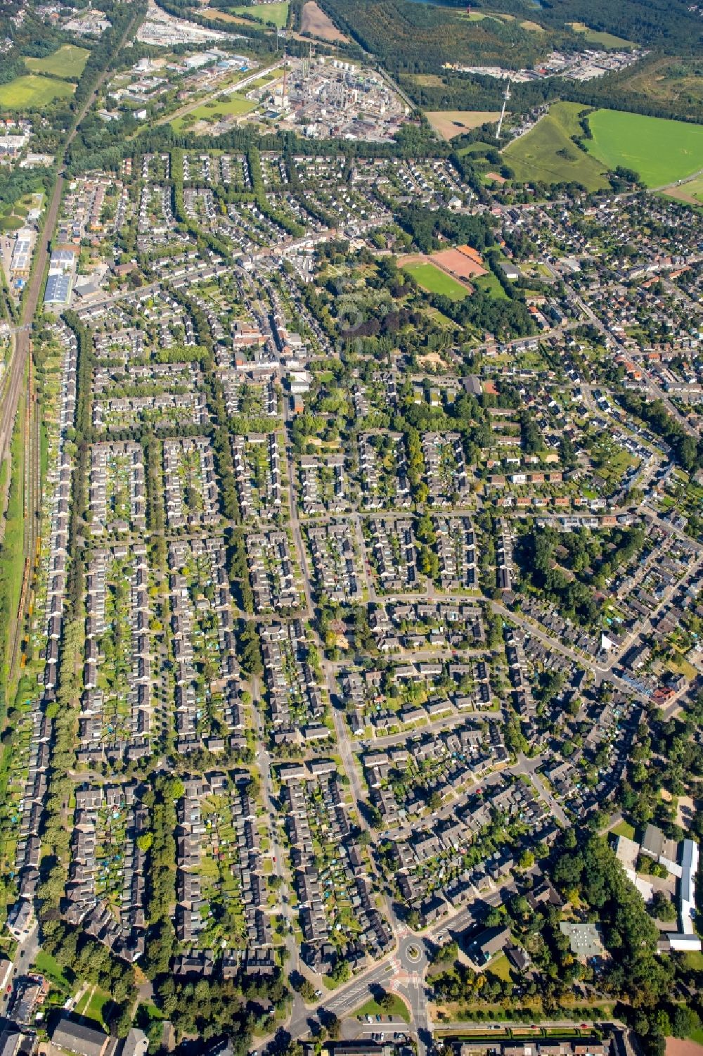 Aerial image Moers - Residential area of the multi-family house settlement Kolonie Meerbeck in Moers in the state North Rhine-Westphalia