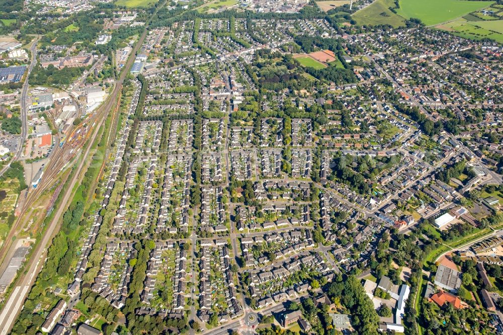 Moers from above - Residential area of the multi-family house settlement Kolonie Meerbeck in Moers in the state North Rhine-Westphalia