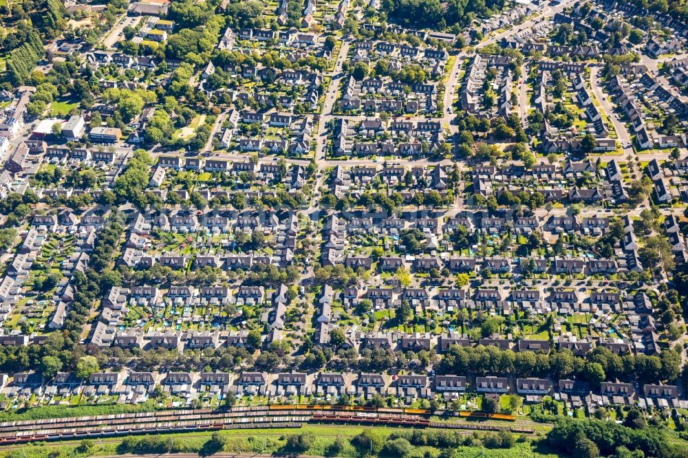 Moers from above - Residential area of the multi-family house settlement Kolonie Meerbeck in Moers in the state North Rhine-Westphalia