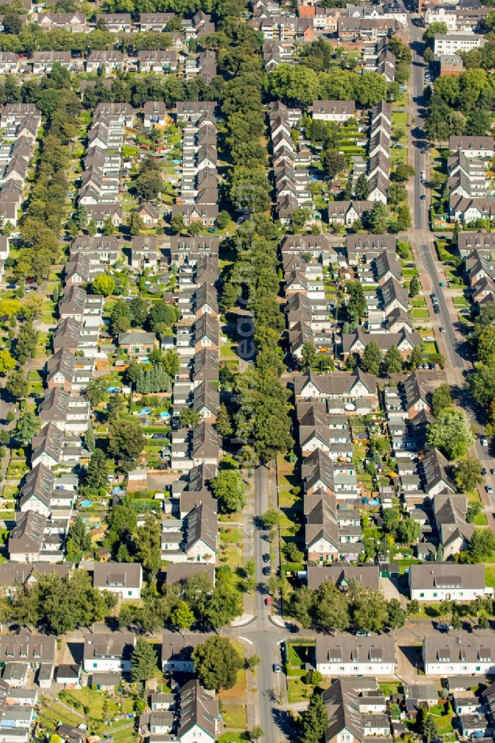 Aerial image Moers - Residential area of the multi-family house settlement Kolonie Meerbeck in Moers in the state North Rhine-Westphalia