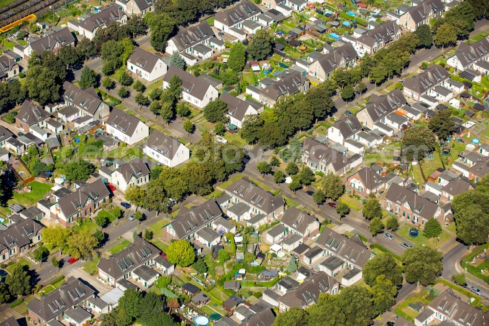 Aerial photograph Moers - Residential area of the multi-family house settlement Kolonie Meerbeck in Moers in the state North Rhine-Westphalia