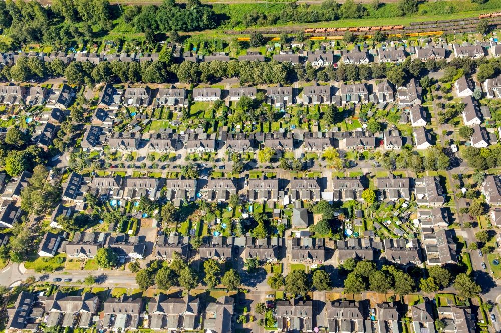 Moers from above - Residential area of the multi-family house settlement Kolonie Meerbeck in Moers in the state North Rhine-Westphalia