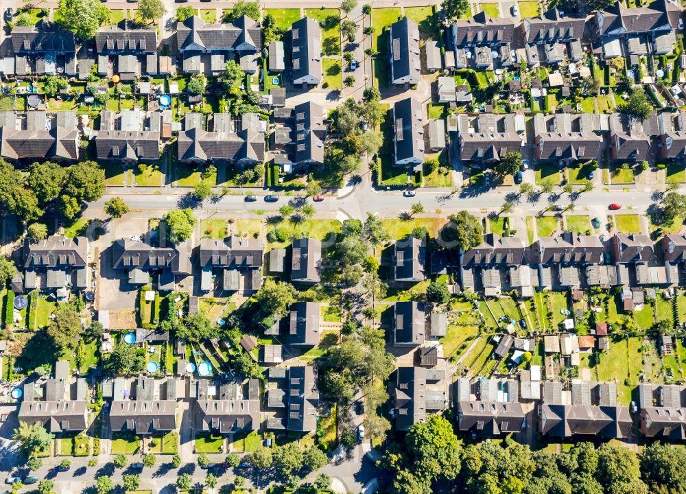 Moers from the bird's eye view: Residential area of the multi-family house settlement Kolonie Meerbeck in Moers in the state North Rhine-Westphalia