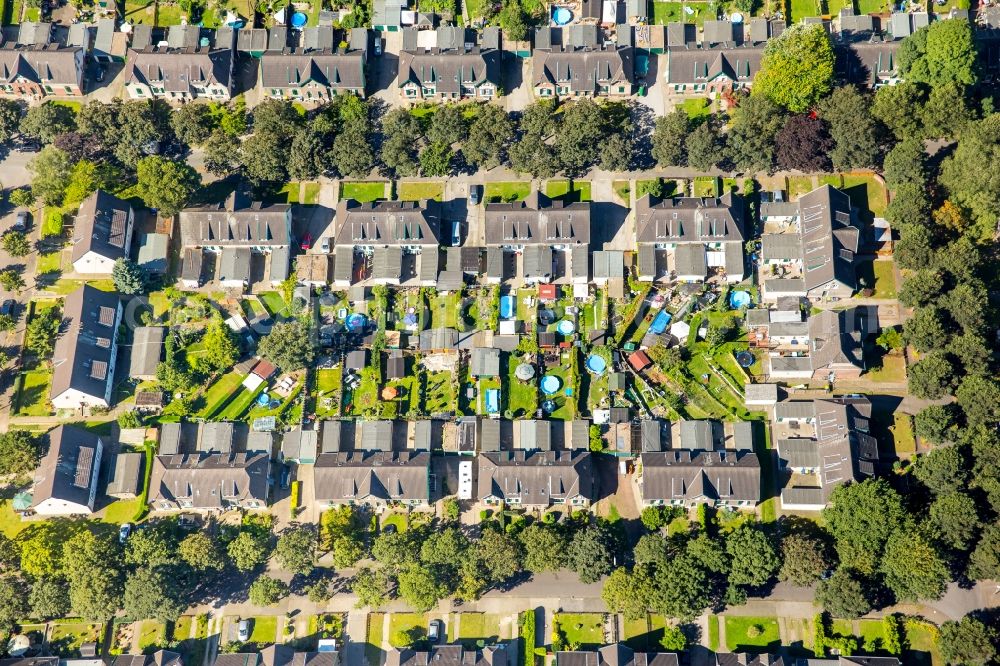 Aerial image Moers - Residential area of the multi-family house settlement Kolonie Meerbeck in Moers in the state North Rhine-Westphalia