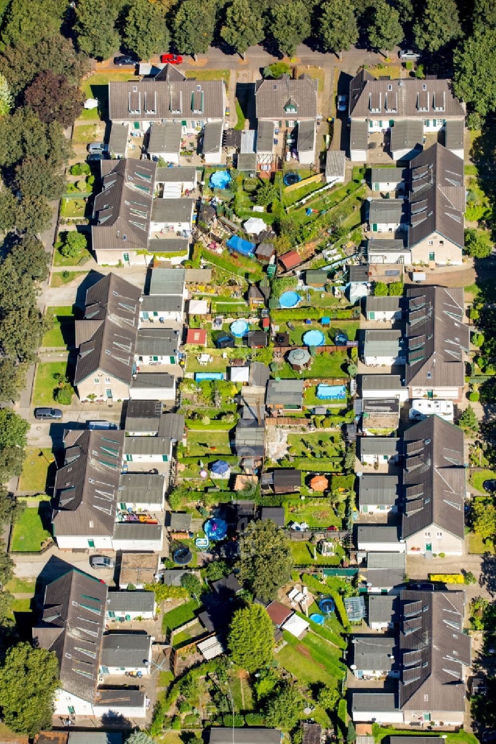 Aerial photograph Moers - Residential area of the multi-family house settlement Kolonie Meerbeck in Moers in the state North Rhine-Westphalia