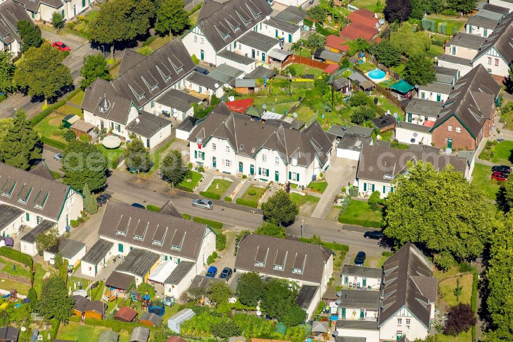 Moers from above - Residential area of the multi-family house settlement Kolonie Meerbeck in Moers in the state North Rhine-Westphalia