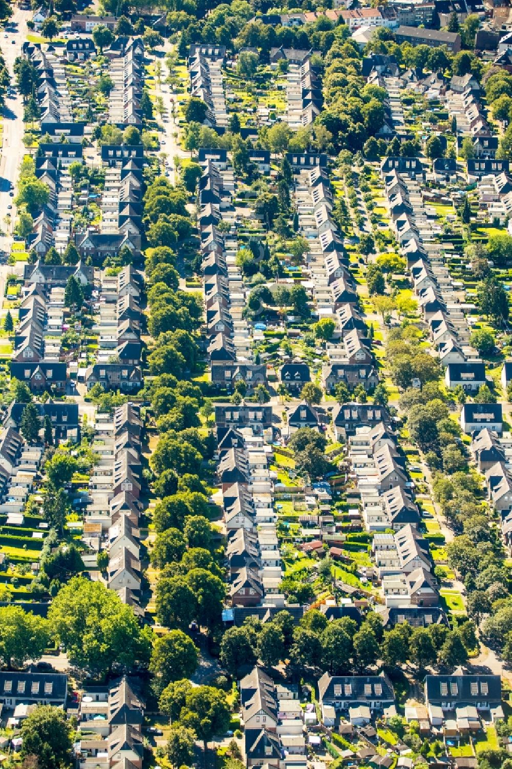 Aerial image Moers - Residential area of the multi-family house settlement Kolonie Meerbeck in Moers in the state North Rhine-Westphalia